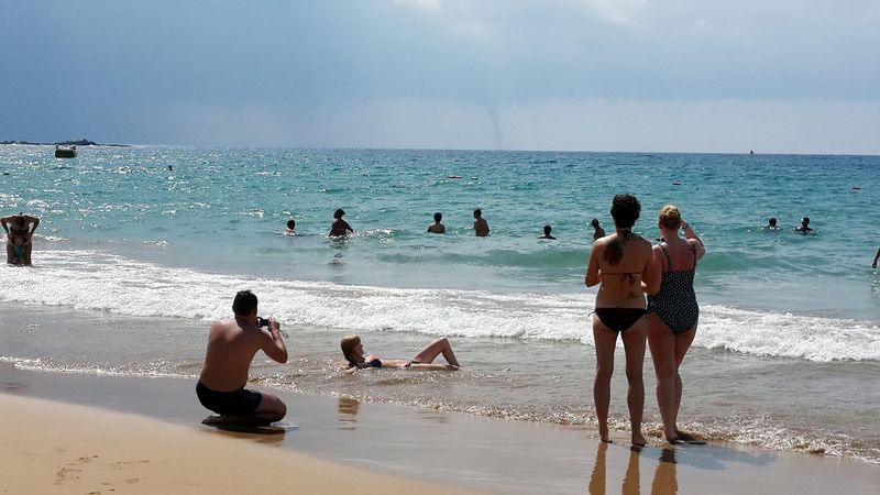 Çimərlikdə gərgin anlar: görənlər dənizi tərk etdilər – Video