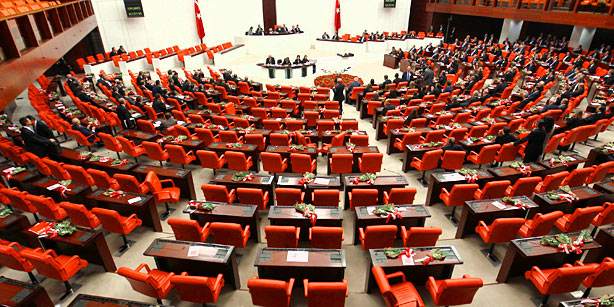 Türkiyə parlamentində həyəcan – Polis qapıları bağladı