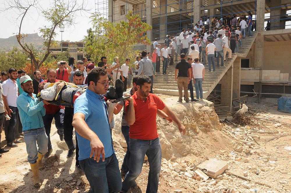 Məscidin tavanı çökdü: yaralılar var