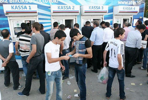 “Qara bazar” fəaliyyətdə – 30 bilet birdən satılır