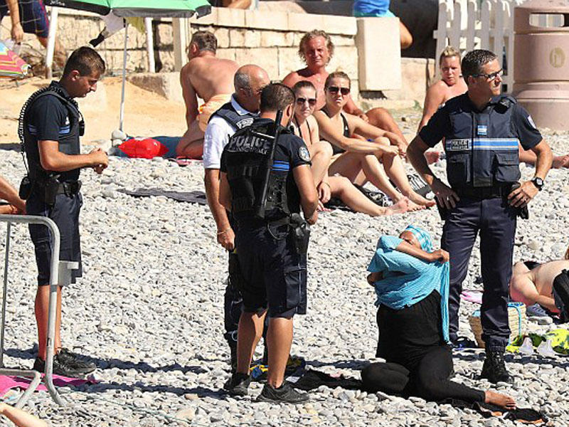 Müsəlman qadını çimərlikdə polislər ZORLA SOYUNDURDULAR – FOTO