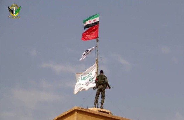 Cerablusda İŞİD bayrağı endirildi – Foto