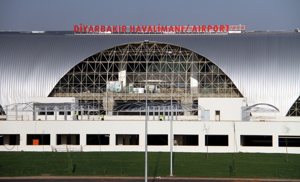 Türkiyədə mülki aeroport raket atəşinə tutulub