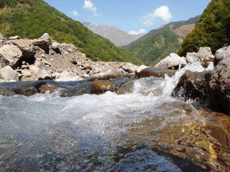 Sel suları çaylarda suyun səviyyəsini artırıb