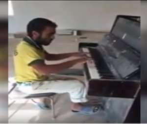 Türkiyəli iş adamı Sabirabadlı fəhləyə piano hədiyyə etdi – VİDEO