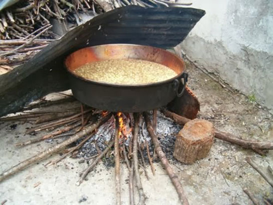 Uşaq qaynayan bəhməz qazanına düşdü