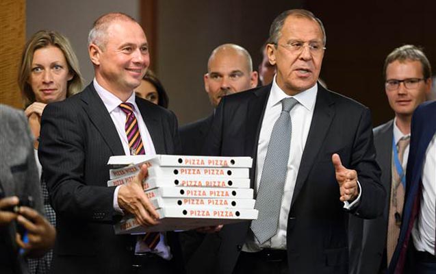 Lavrov jurnalistlərə pizza və araq qonaqlığı verdi – VİDEO