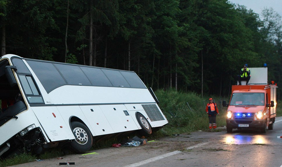 Avtobus qəzaya uğrayıb, 19 nəfər xəsarət alıb