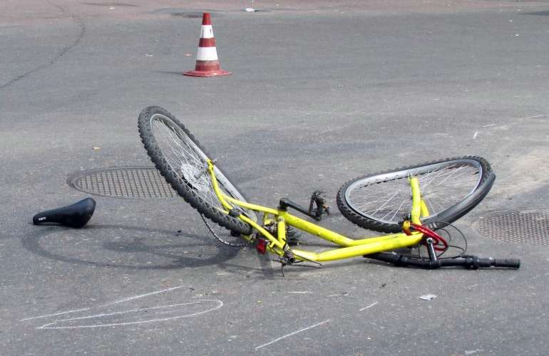 Sürücü velosipedçini döydü