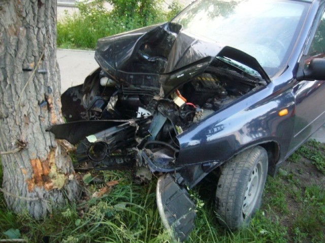 Avtomobili ağaca vurdu – 4 nəfər yaralandı