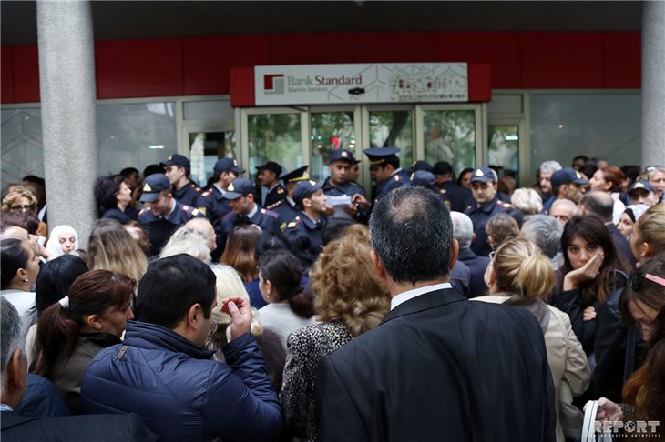 “Bank Standard”ın qarşısında izdiham yaranıb – FOTO