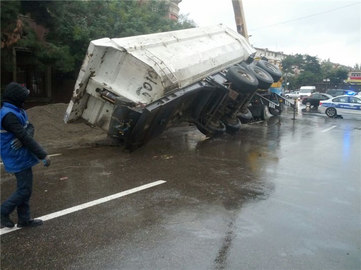 Sürücü yatdı,”KamAZ” aşdı