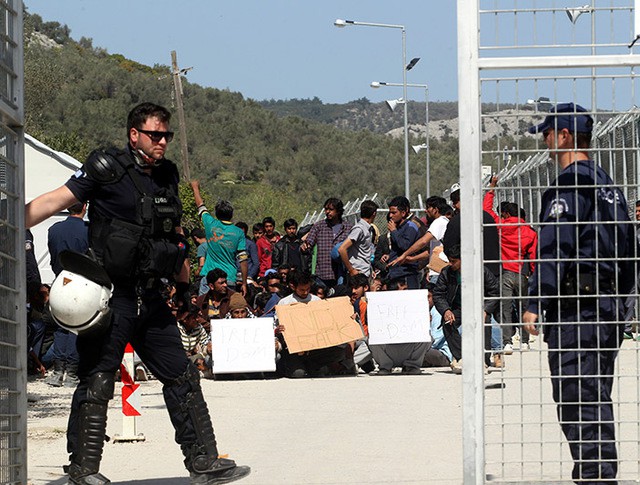 Yunanıstanda polislə miqrantlar arasında toqquşma