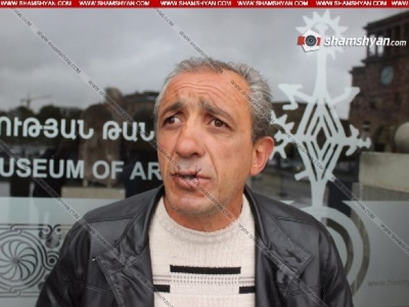 İşsiz  kişi ağzını tikib