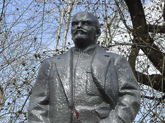Leninin abidəsi sındırıldı – FOTO