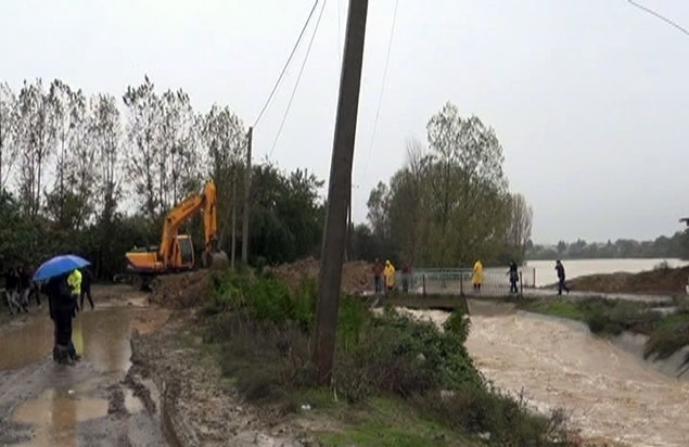 Cəlilabadda çay məcrasından çıxıb, iaşə obyektlərini su basıb