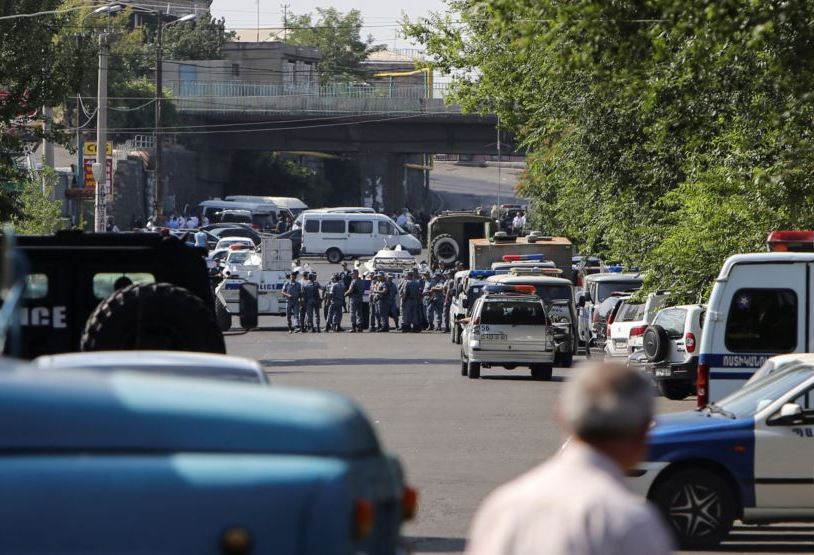 Ermənistanda işçilər yolu bağladı