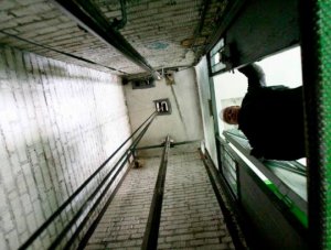 Fəhlə lift şaxtasına düşərək öldü