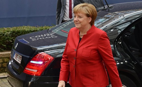 Merkel dördüncü müddətə namizəd olacağını açıqladı