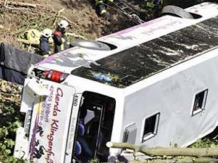 Gədəbəydə sərnişin avtobusu qəzaya uğrayıb