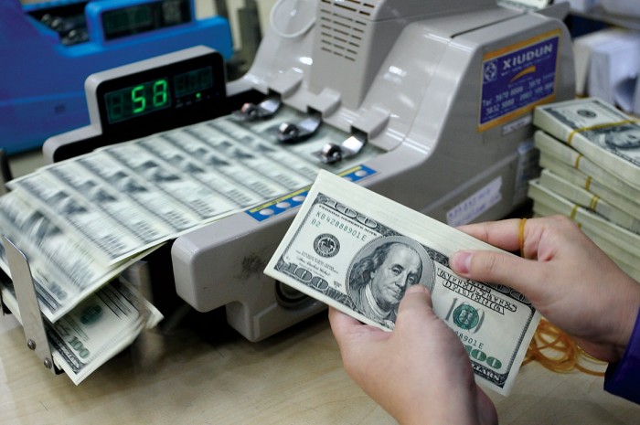 Banklar dollar ALMAĞI niyə dayandırıb?