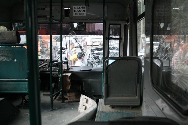 Avtobus minik avtomobilinə çırpılıb: 1 ölü, 1 yaralı