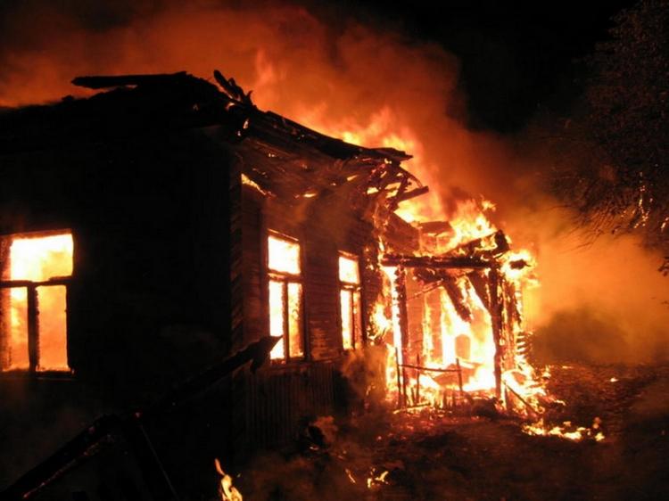 Qobustanda kişi evində diri-diri yandı