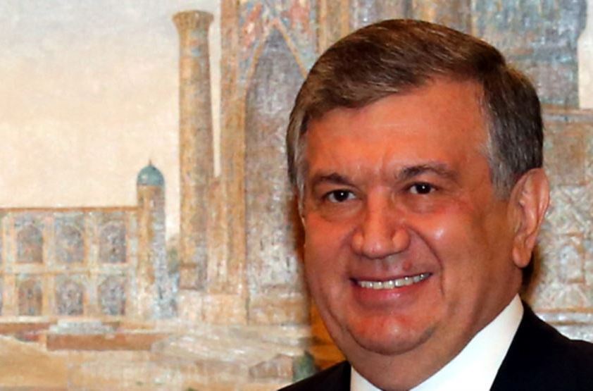 Şövkət Mirziyoyev Qurana əl basdı