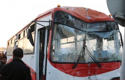 Bakıdan Gürcüstana gedən avtobus yük maşını ilə toqquşdu