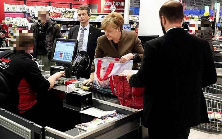 Merkel Milad bayramı ərəfəsində supermarketə gedib