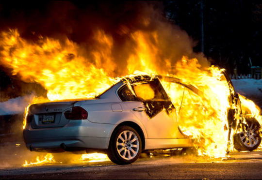 Bakıda “BMW” yandı