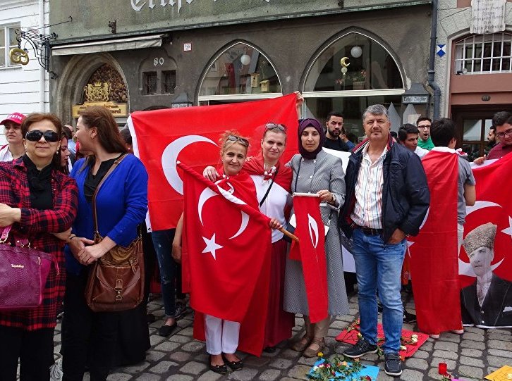 Türklər Almaniyada anti-terror mitinqi keçirdilər