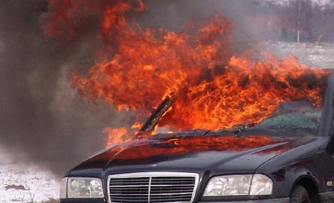 Bakıda “Mercedes” yandı