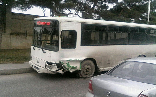 Sərnişinlə dolu avtobus “Toyota” ilə toqquşdu