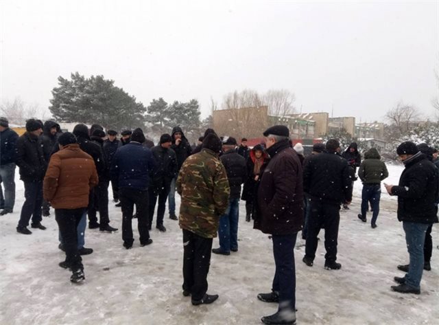 Qaçqınlarla “Azərişıq” əməkdaşları arasında dava düşdü – FOTO