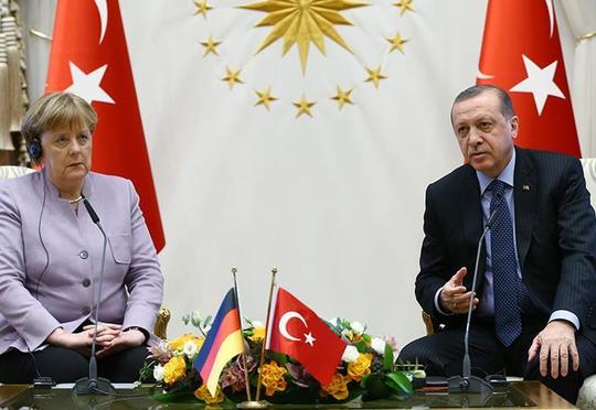 Ərdoğan və Merkel mətbuat konfransı zamanı mübahisə etdi