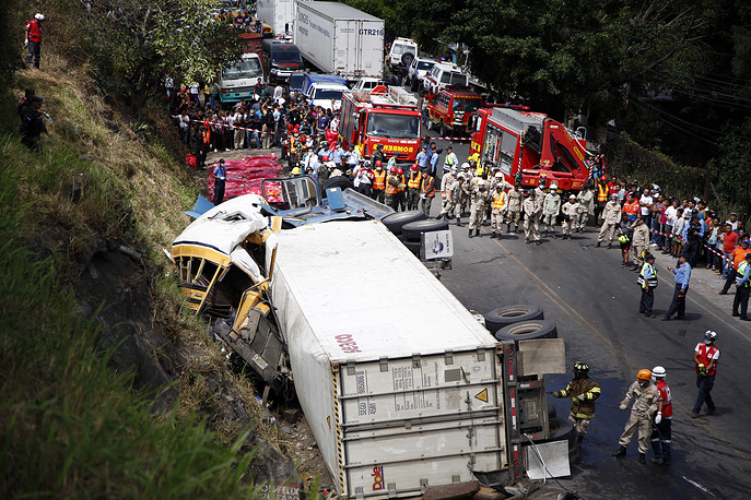 Avtobus yük maşını ilə toqquşdu – 23 ölü, 39 yaralı