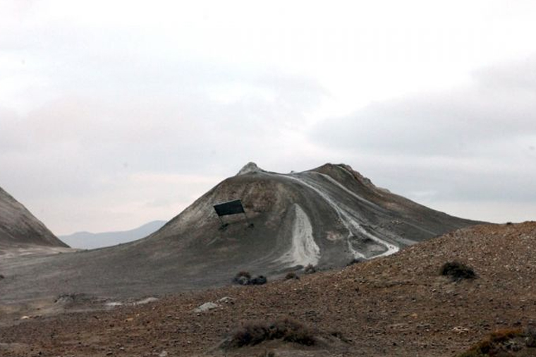 Bakıda püskürən vulkanla bağlı araşdırmalar aparılır