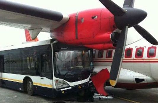 Avtobus təyyarəyə çırpıldı