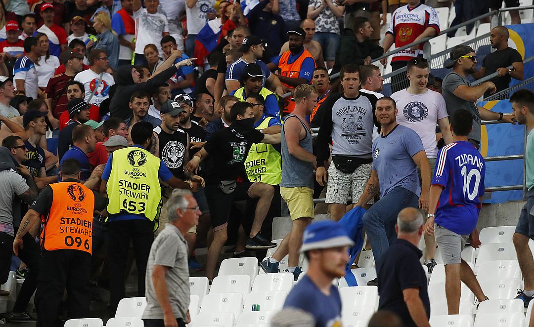 Futbol azərkeşləri arasında toqquşmalar baş verib