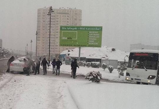 Polis maşını yolda qaldı – Köməyə vətəndaşlar çatdı