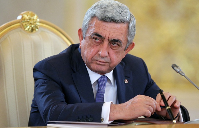 Sarkisyan baş nazir və müdafiə nazirini işdən çıxarır