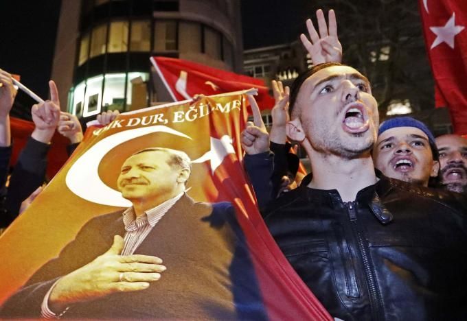 Türklər Hollandiyada etiraza qalxdı – Video