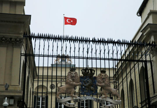 Niderlandın İstanbuldakı konsulluq binasına türk bayrağı asıldı – VİDEO
