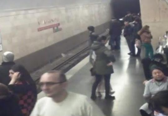 Bakı metrosunda oğurluq anbaan görüntüləndi – VİDEO