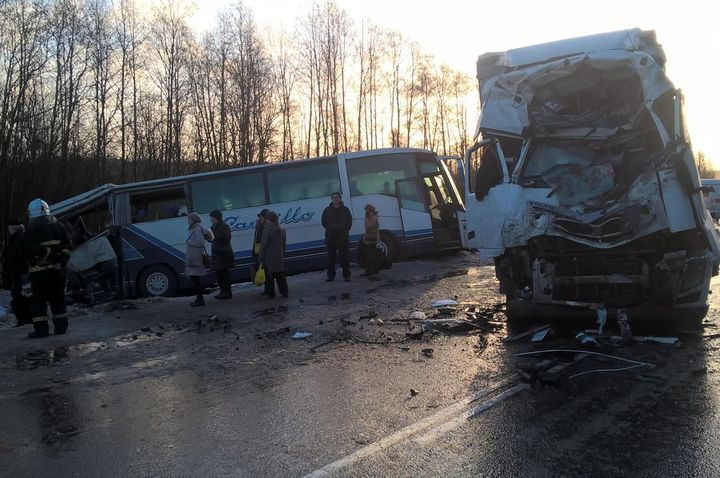 Rusiyada turist avtobusu aşıb: Ölənlər var