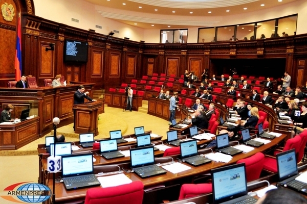 Ermənistan parlamentinin fəaliyyəti iflic oldu