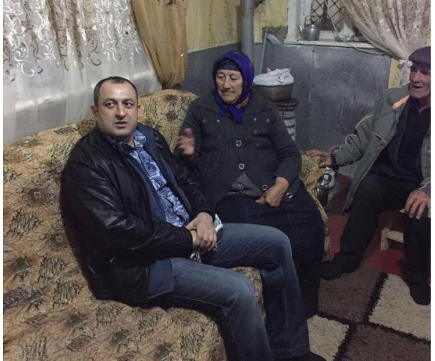 Adil Əliyev Novruz bayramını seçicisinin evində qeyd etdi