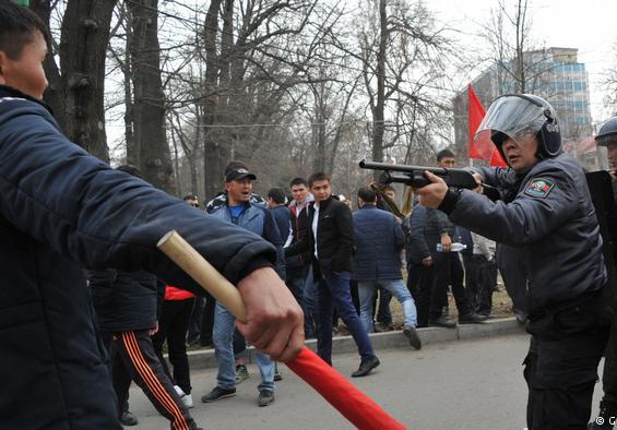 Qırğızıstanda 68 mitinq iştirakçısı saxlanılıb