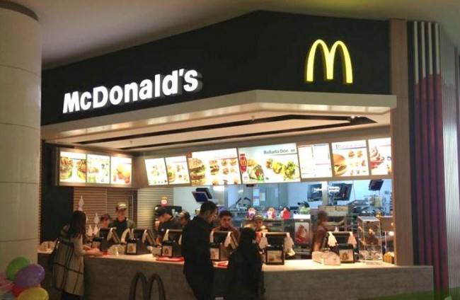 Zəhərlənən tələbə “McDonalds”ı məhkəməyə verir